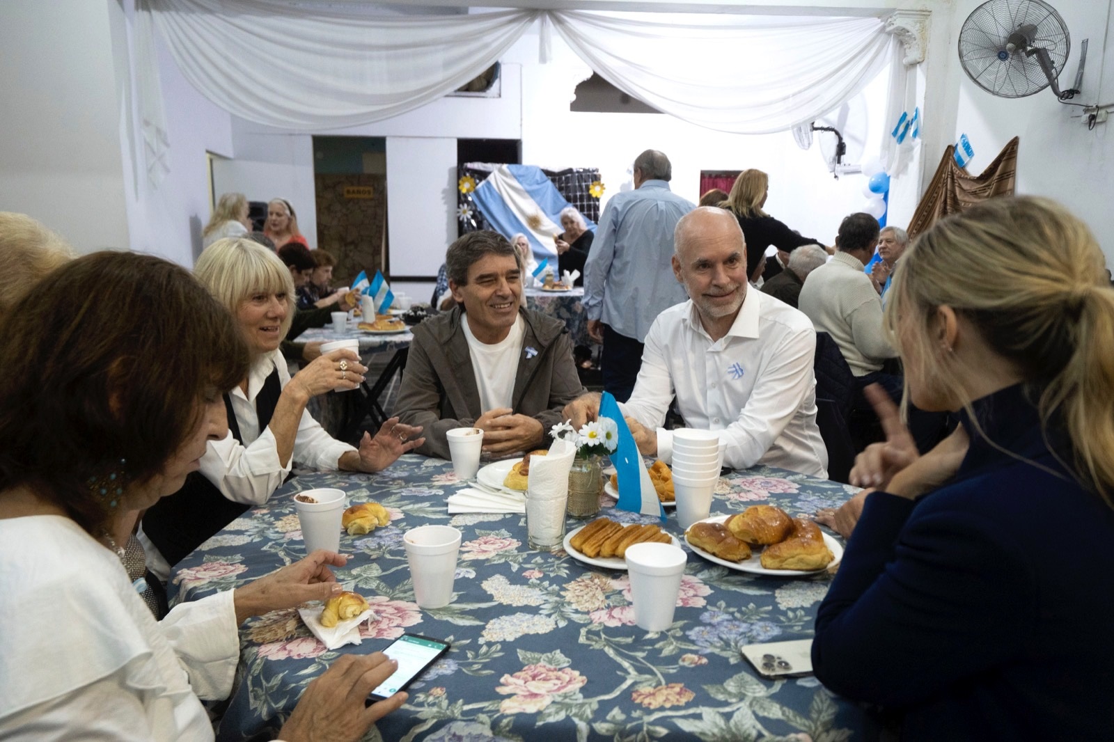 Rodríguez Larreta visitó un centro de jubilados en Liniers y se reunió con vecinos de Mataderos