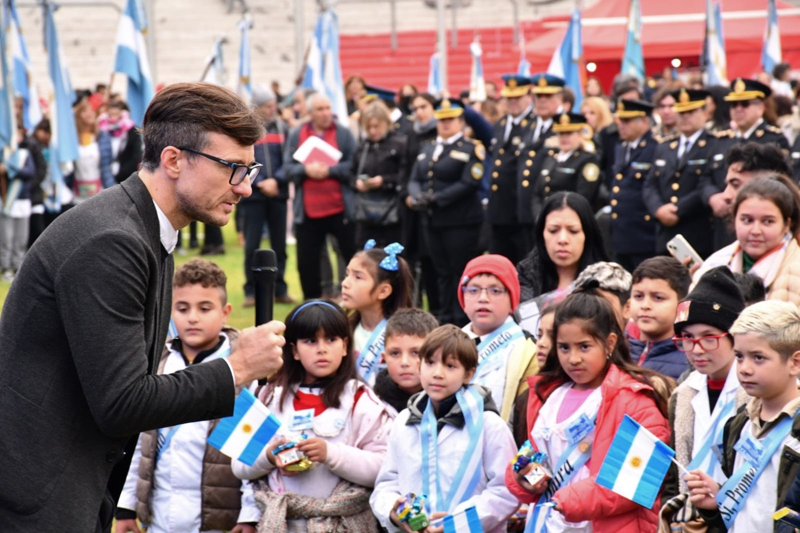 4500 alumnos y alumnas de Morón prometieron fidelidad a la Bandera Argentina