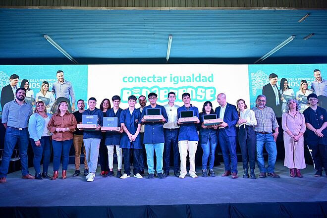 Expo Escobar: Ariel Sujarchuk y Wado de Pedro entregaron netbooks de Conectar Igualdad a estudiantes secundarios