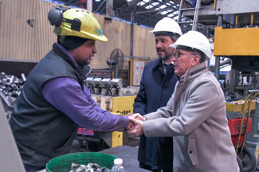 Descalzo y Santiago Cafiero visitaron la metalúrgica local Cintolo Hnos