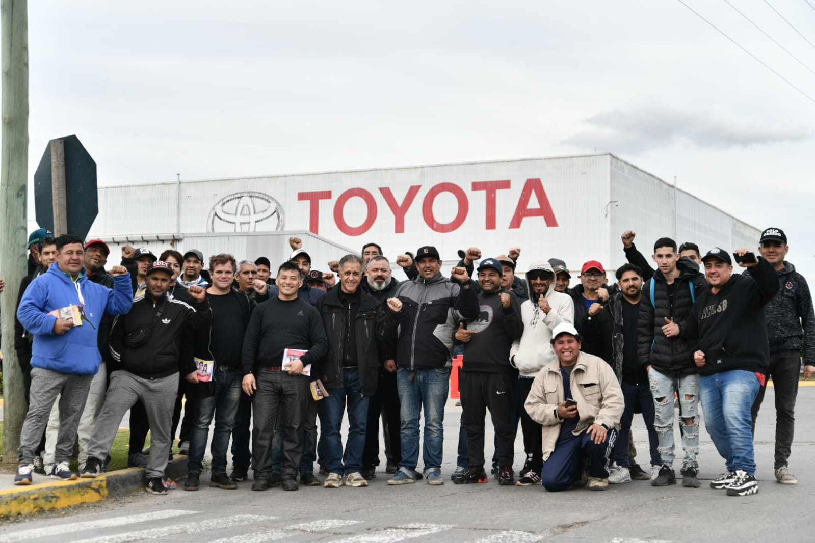 Gabriel Solano y Néstor Pitrola con los trabajadores de Siderca y Toyota