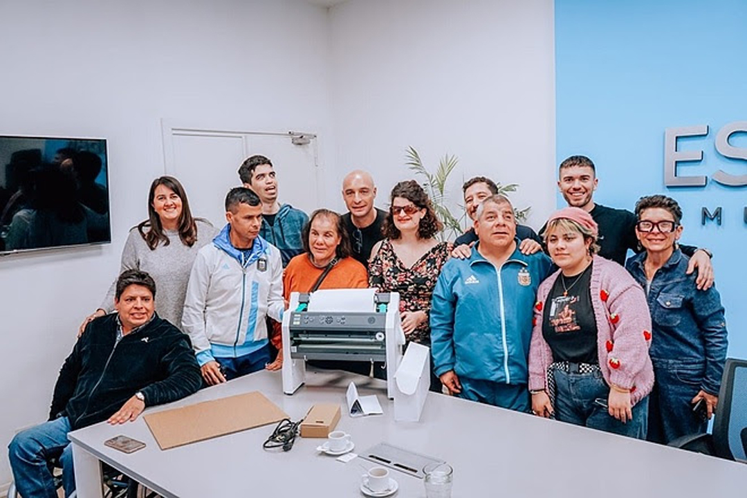 La Municipalidad de Escobar entregó una impresora braille para las personas no videntes del distrito