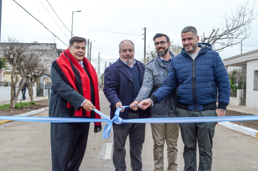 El intendente Mario Ishii inauguró una nueva pavimentación y una plaza en José C. Paz