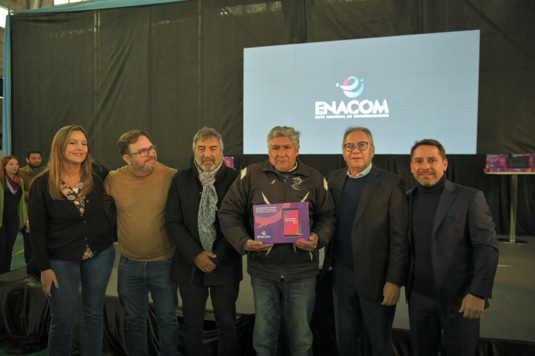 Alberto Descalzo junto a Claudio Ambrosini entregaron de las tablets “Conectando con vos”
