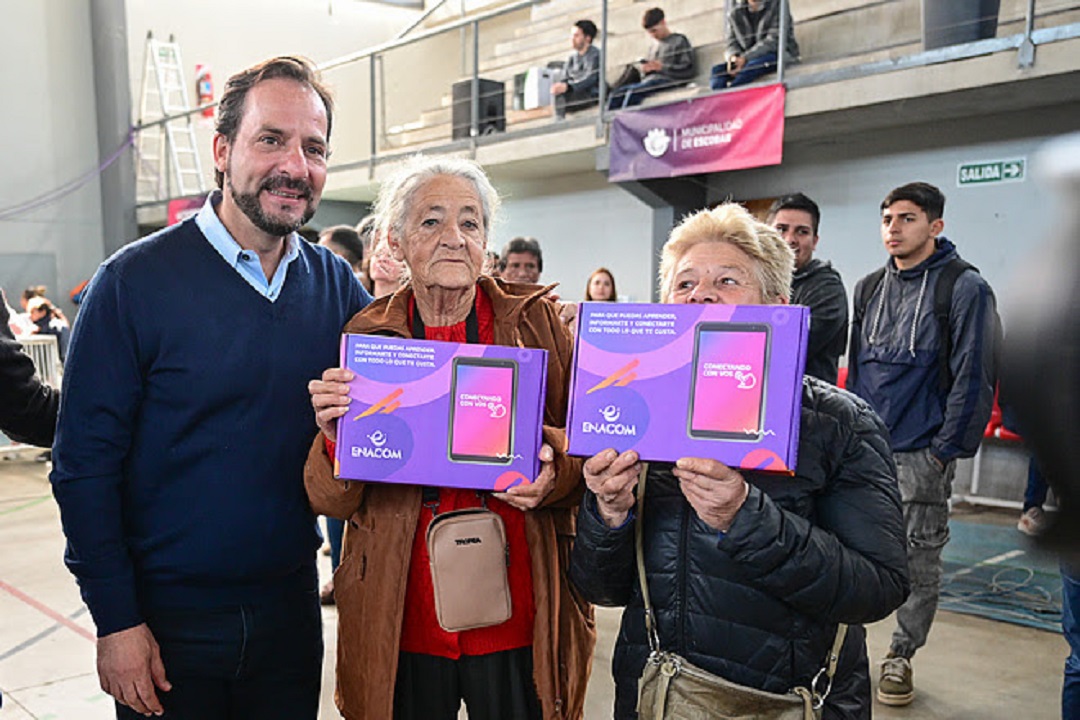 La Municipalidad de Escobar entregó 4000 tablets del programa Conectando Con Vos