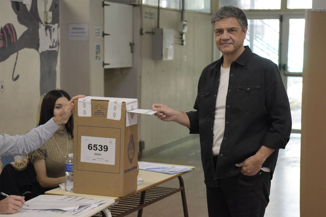 Jorge Macri votó en la escuela Lenguas Vivas del barrio de Palermo