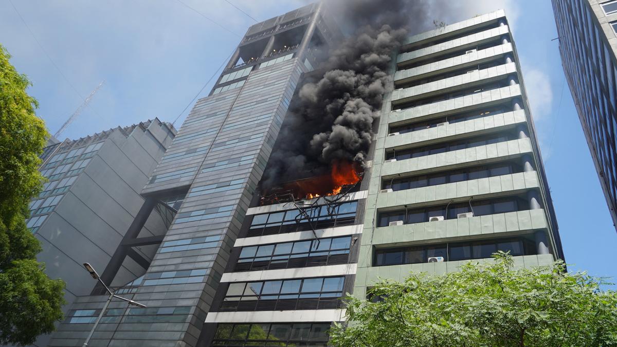 Ciudad: Incendio al lado de la Secretaría de Trabajo: una persona muerta y 43 asistidos