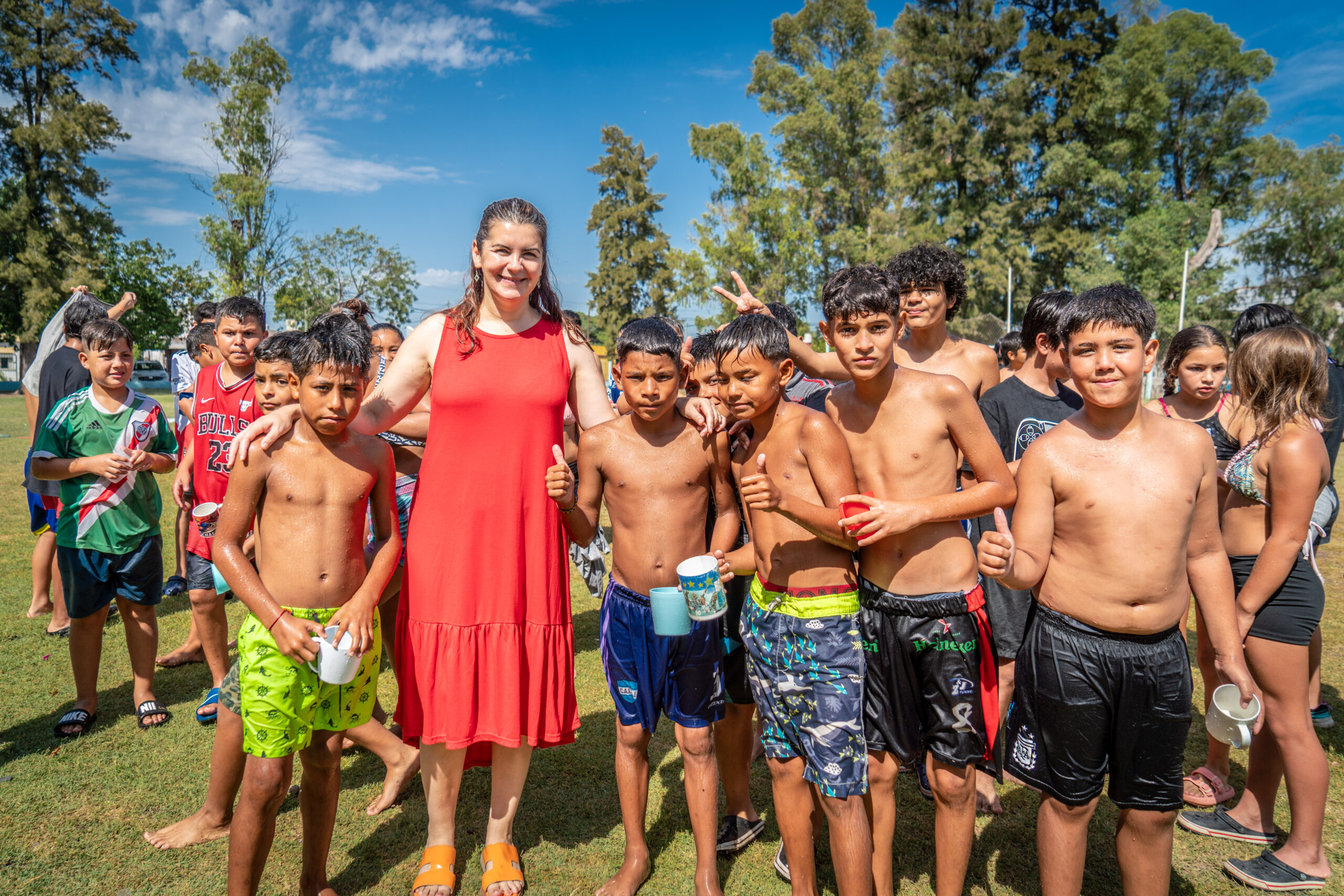 Mariel Fernández visitó la Colonia municipal de niñas y niños en el Polideportivo de Paso del Rey