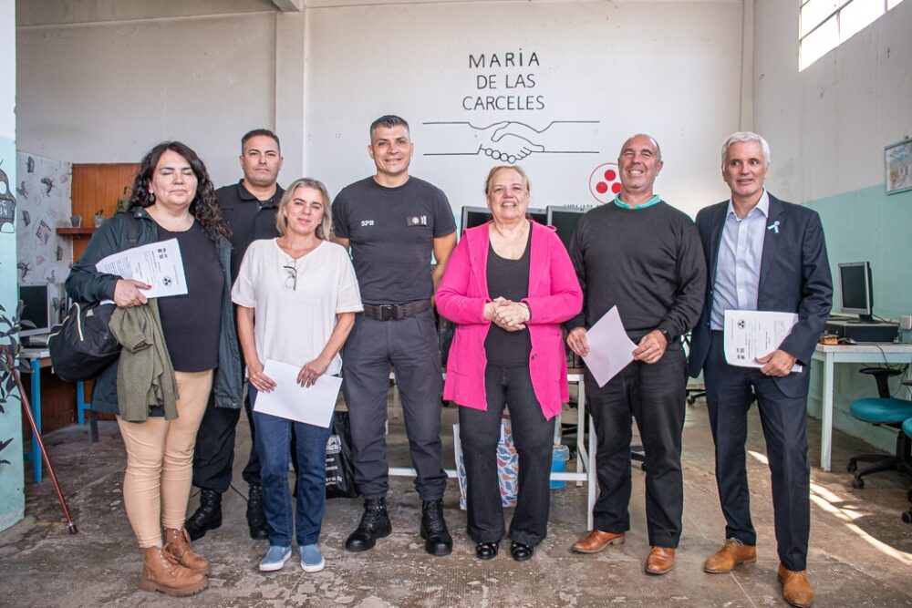 En una cárcel de La Plata repararon y donaron computadoras para un colegio de San Martín y un hogar de ancianos de Entre Ríos