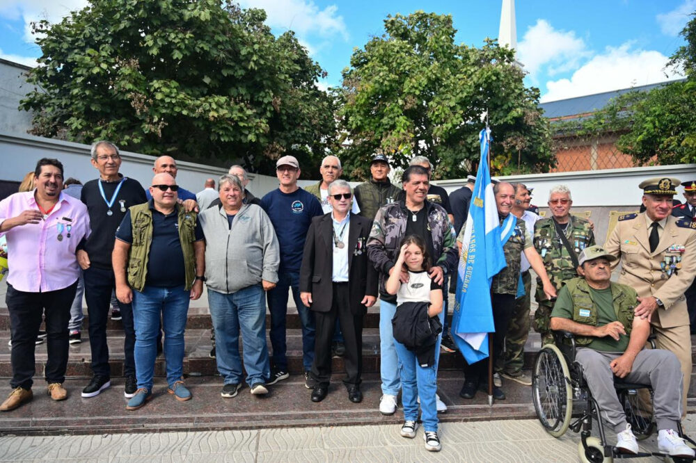 Malvinas: la Municipalidad de Escobar homenajeo y entregó vouchers para veteranos regresen a las Islas
