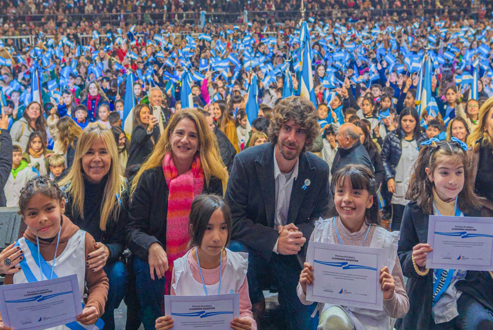 Juan Andreotti tomó la Promesa de lealtad a la Bandera a los alumnos de 4to grado