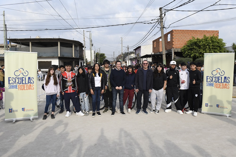 Leo Nardini, Luis Vivona, Noe Correa y alumnos de 5to año de la E.E.S. N° 5, inauguraron la pavimentación de la calle Guayaquil