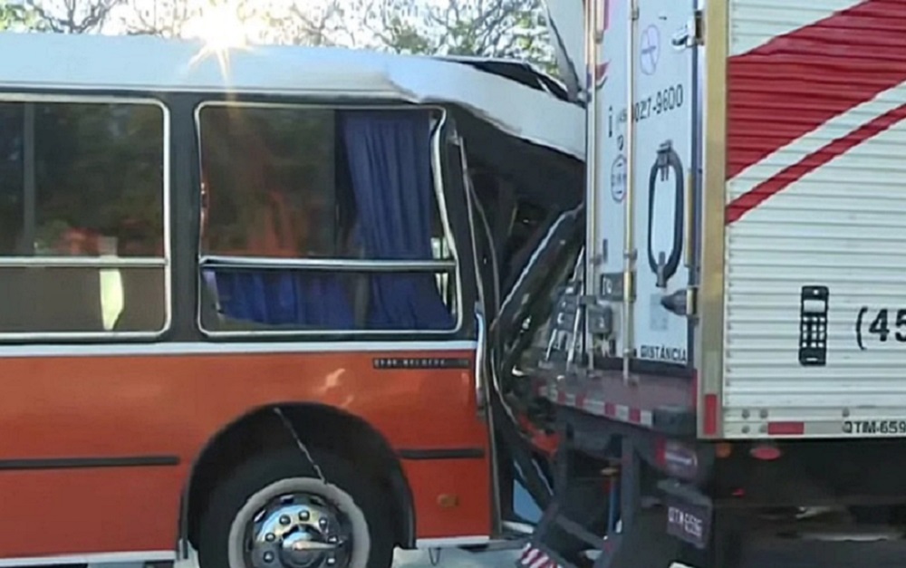 Un micro escolar y un camión chocaron en General Paz: al menos 15 heridos