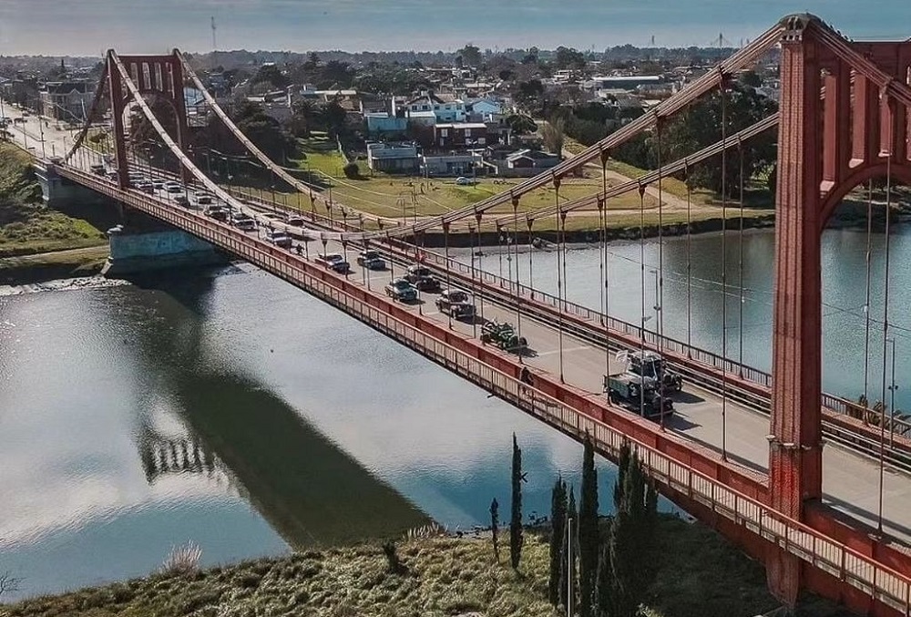Autos antiguos por el aniversario del Puente Colgante que une Necochea con Quequén