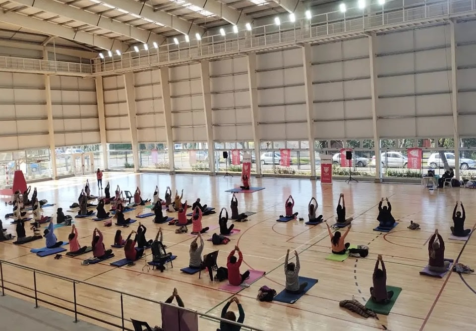 El microestadio municipal de Benavídez fue escenario para un nuevo encuentro de yoga
