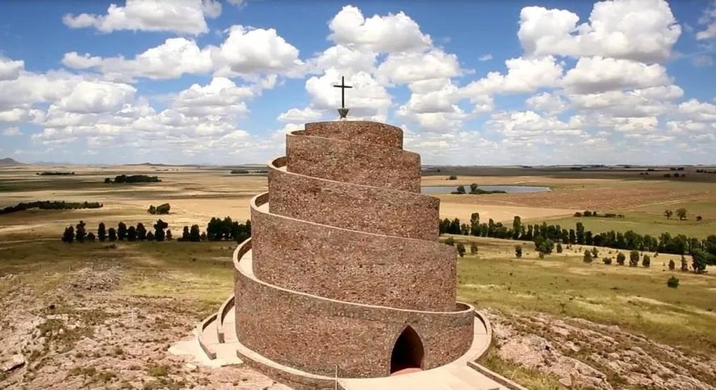 Un mirador religioso y turístico “La Torre del Milenio de Puan”