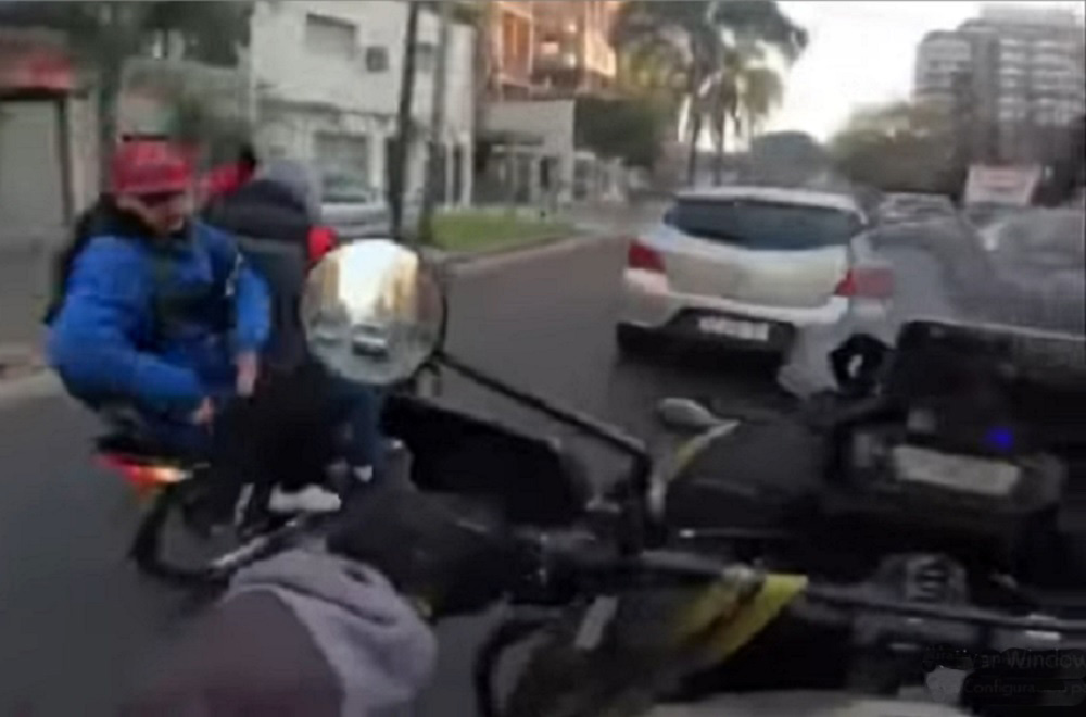 Motociclista escapó a toda velocidad de dos motochorros en Morón y grabó la persecución (Video)