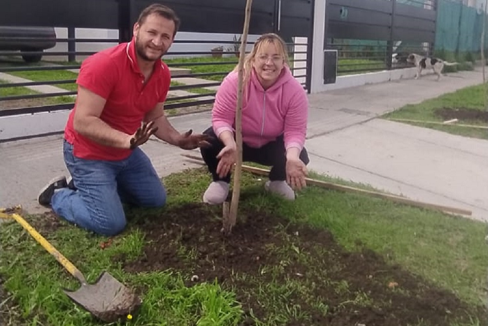 San Miguel lanzó un programa para que los vecinos “apadrinen” árboles del espacio público