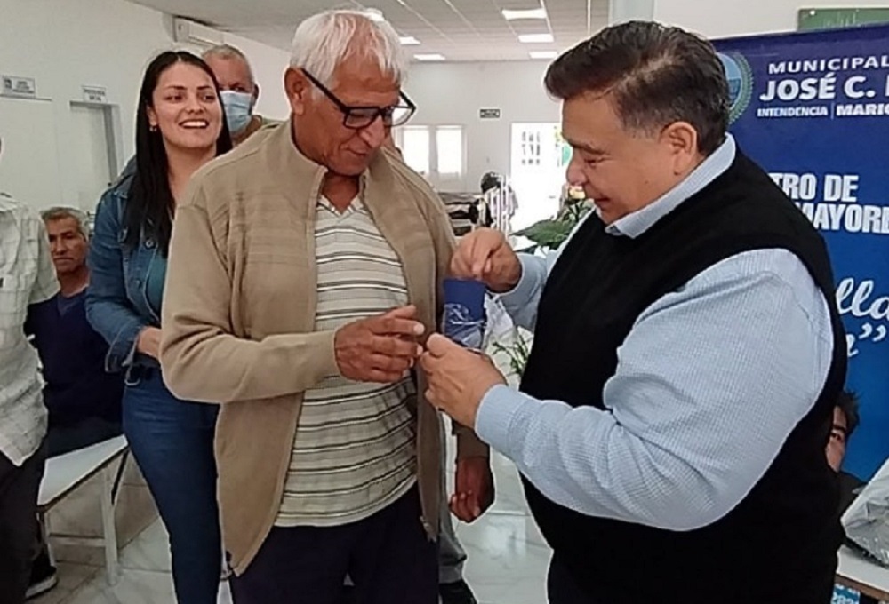 El intendente Ishii realizó la entrega de lentes para los residentes de “La Bella Estación”