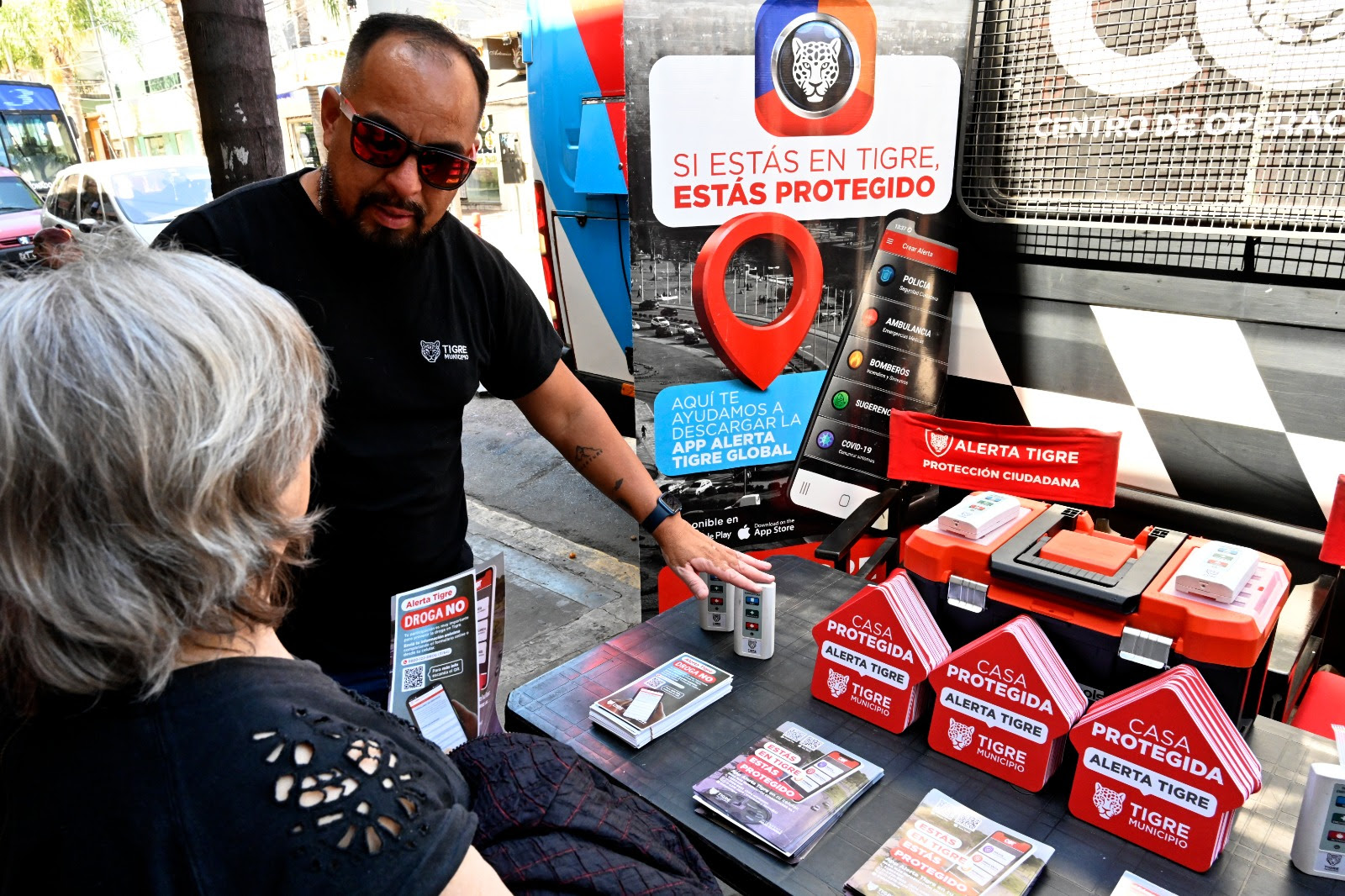 En Don Torcuato, se realizó un nuevo operativo de instalación del botón de pánico y las apps Soy Tigre y Alerta Tigre