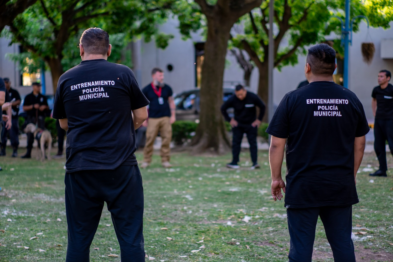 Policía Municipal de Escobar: cadetes entrenando redujeron a un hombre que acosó a su expareja en la calle