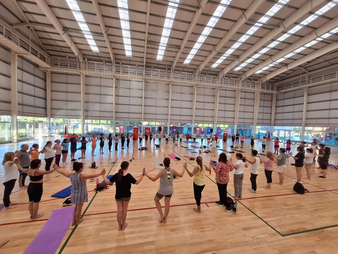 Nueva edición del programa municipal “Encuentro de yoga” en el Microestadio Ciudad de Benavídez