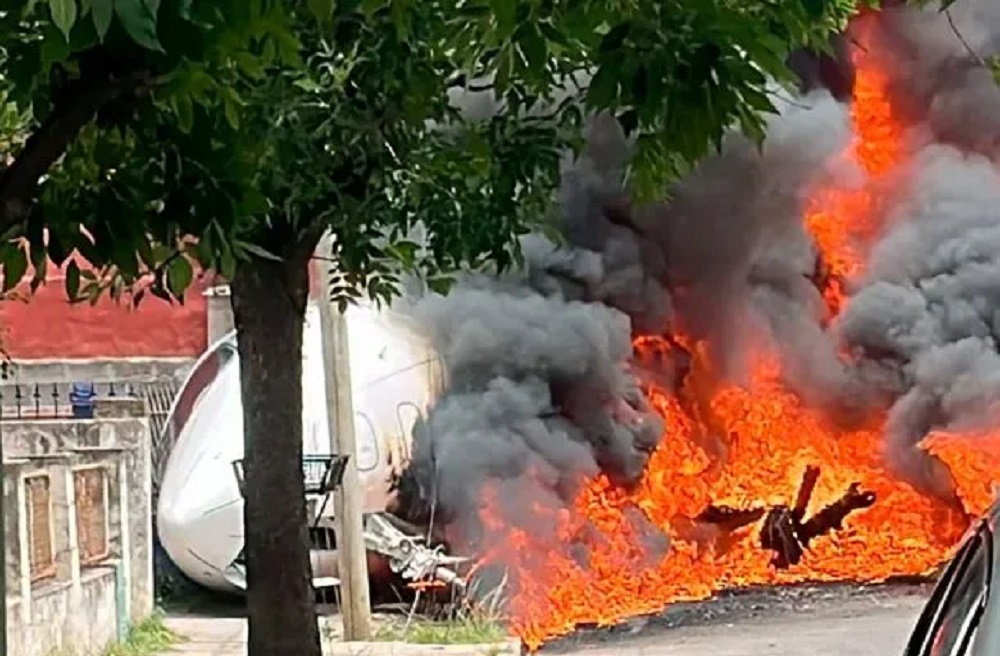 Avión privado se despistó del aeropuerto de San Fernando y chocó contra una casa, murieron los dos pilotos