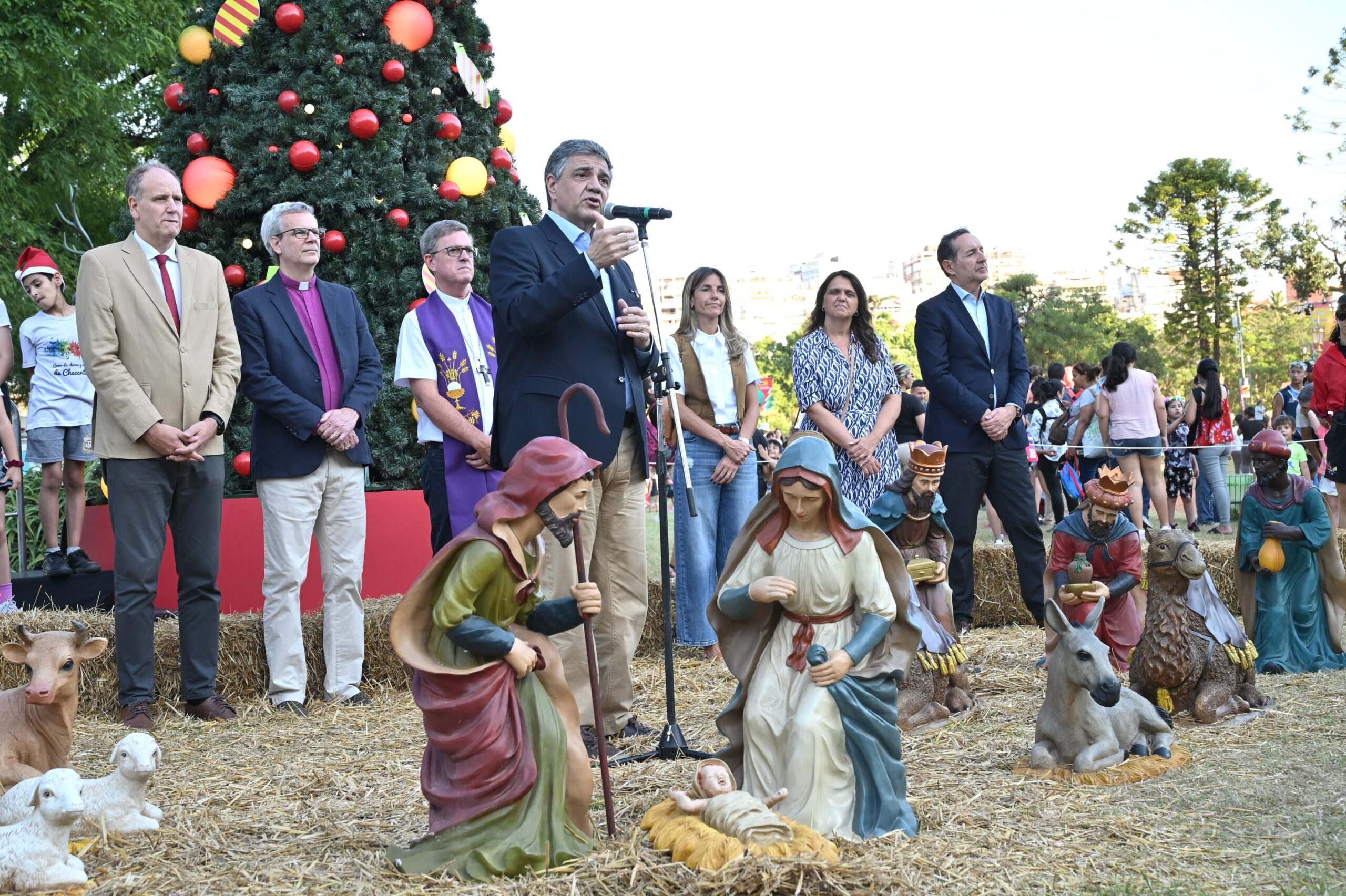 Jorge Macri junto a referentes católicos, evangélicos, anglicanos en la bendición del pesebre del Parque de la Navidad