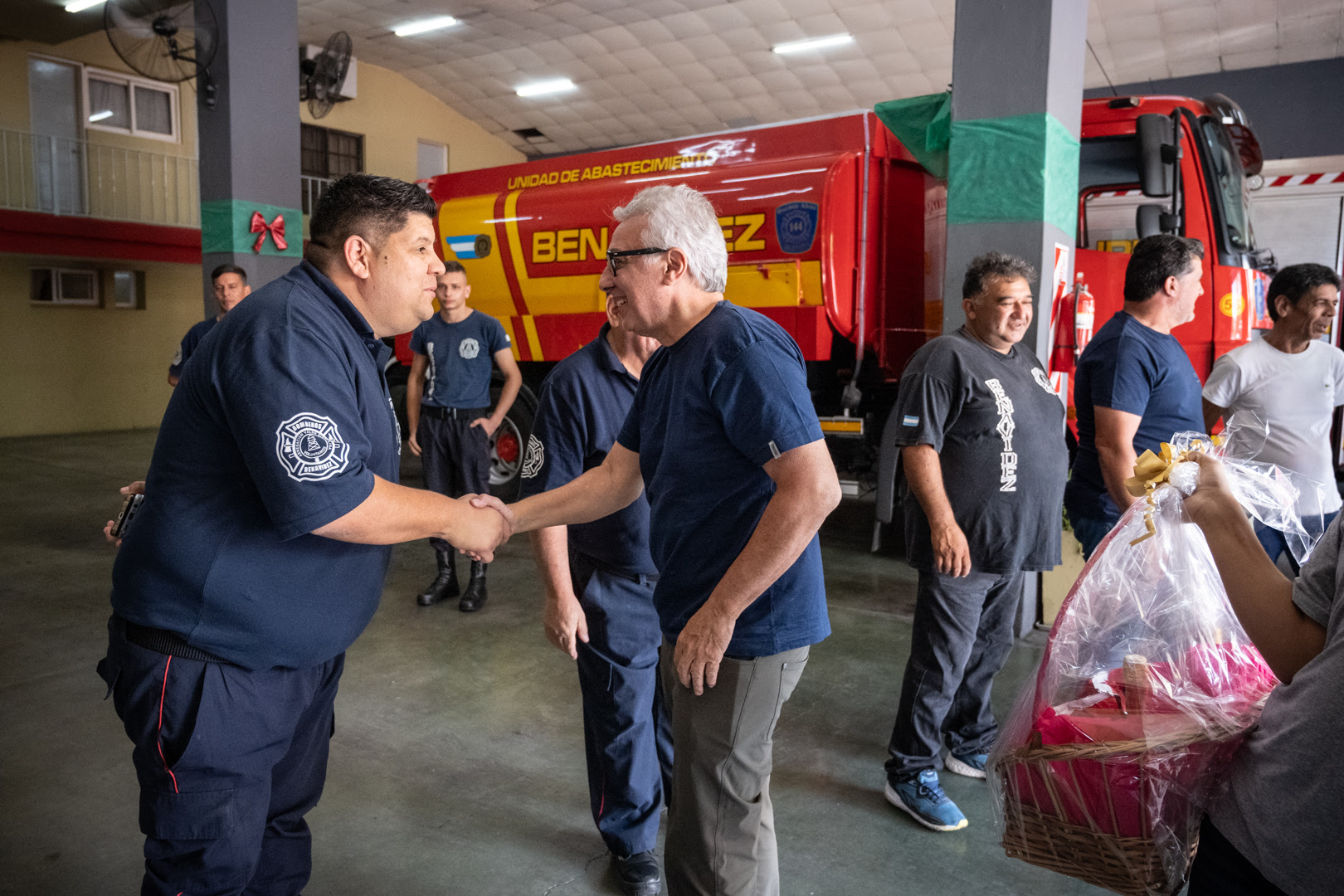 Julio Zamora recorrió instituciones y dependencias municipales en servicio y atención en noche buena