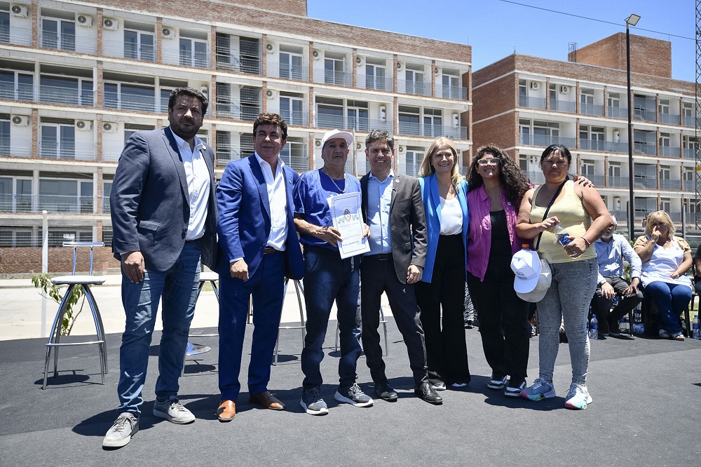 Kicillof recorrió avances de obras de urbanización de barrios populares y entregó escrituras gratuitas