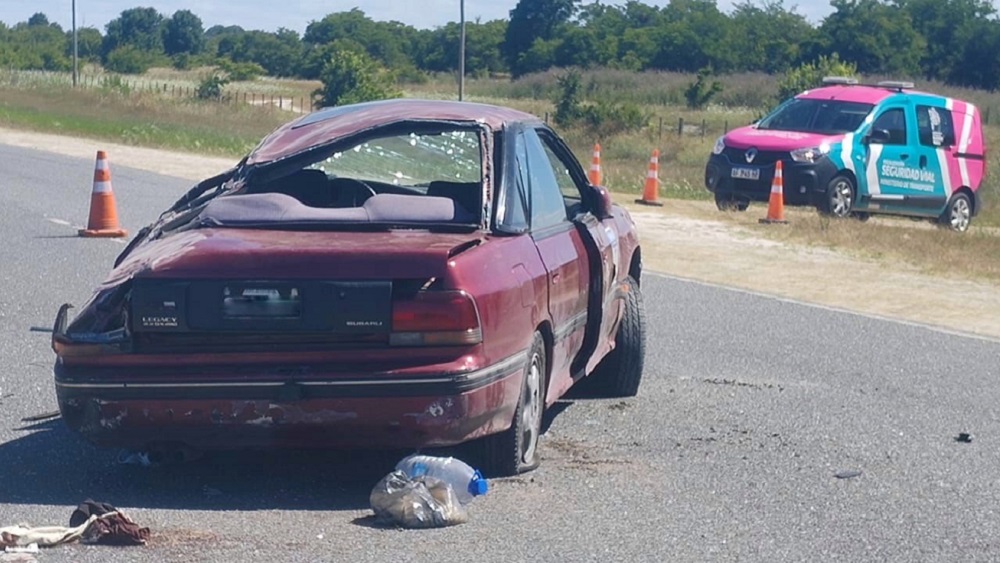 Las cámaras del COT registraron un accidente de tránsito con un automóvil volcado en el Corredor Bancalari