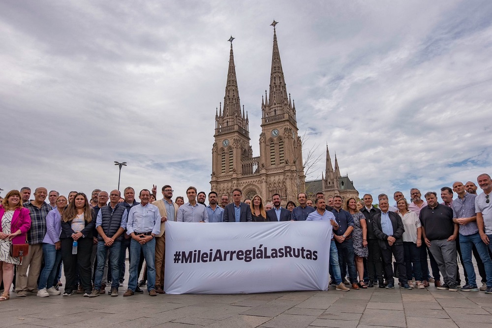Katopodis junto a intendentes en Luján denuncian a Milei por el dinero para obras de rutas