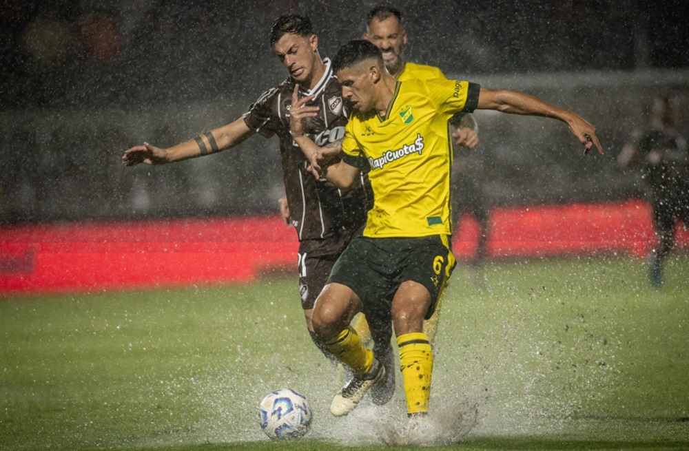 Jugaba Platense que perdía con Defensa y Justicia pero la tormenta y el arbitro lo suspendieron