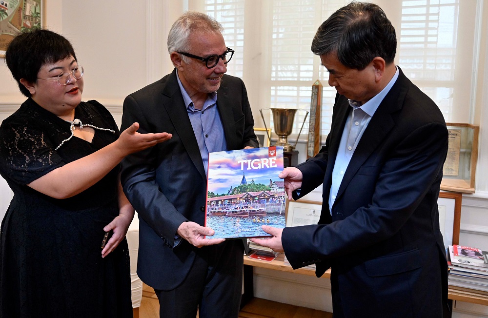 En una reunión de trabajo, Julio Zamora recibió a las autoridades de la provincia china de Fujián