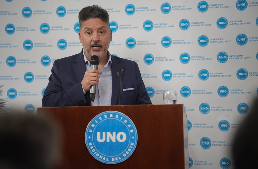 Menéndez participo de la entrega de diplomas en la Universidad Nacional del Oeste