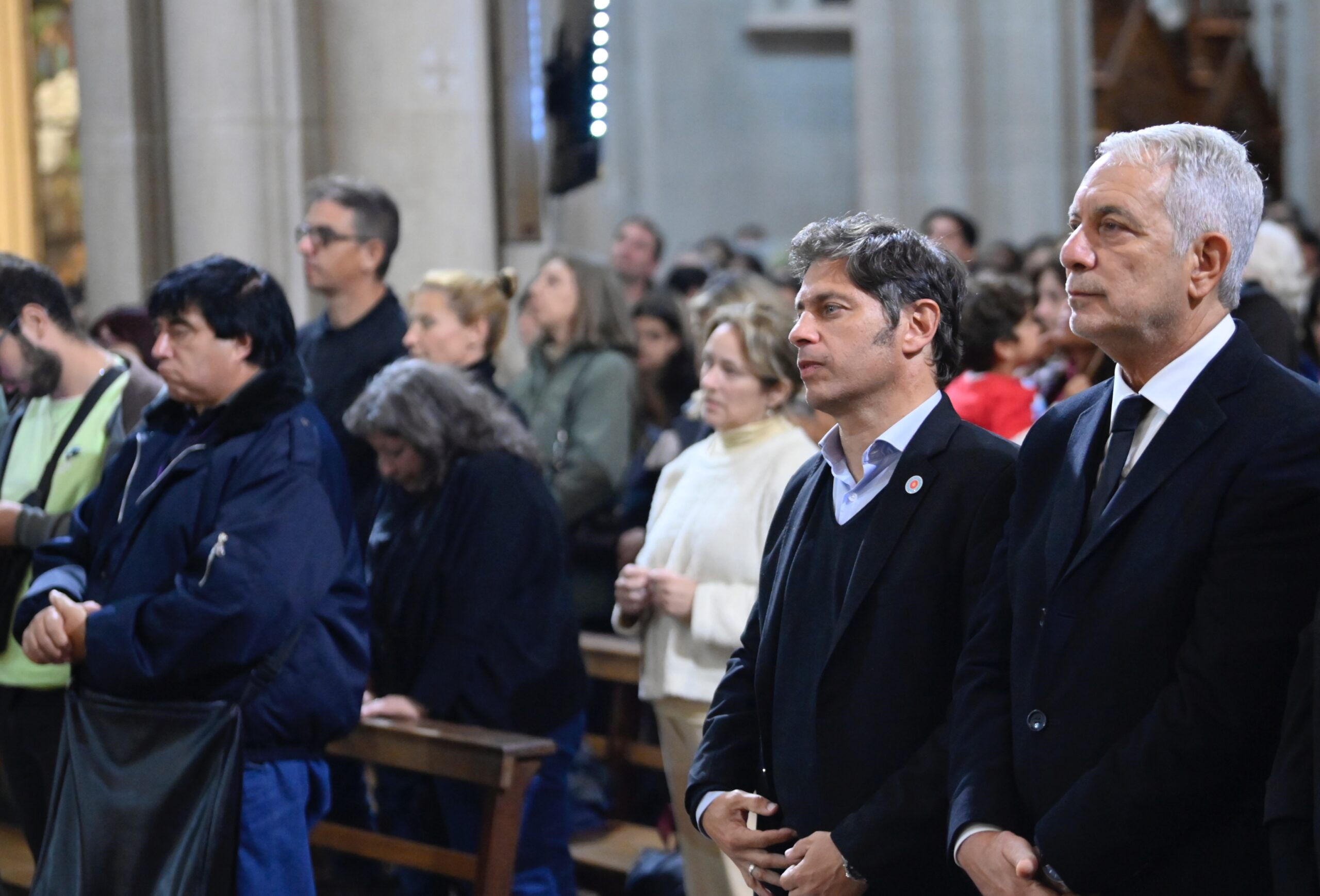 Kicillof participó de la misa en La Catedral de La Plata, en homenaje al Papa Francisco