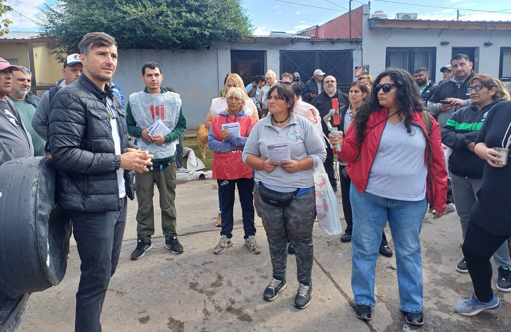 Lucas Ghi, recorrió Barrio Carlos Gardel y se encontró con las nuevas autoridades de la UGC 12