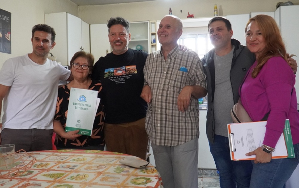Menéndez entregó escrituras en Merlo