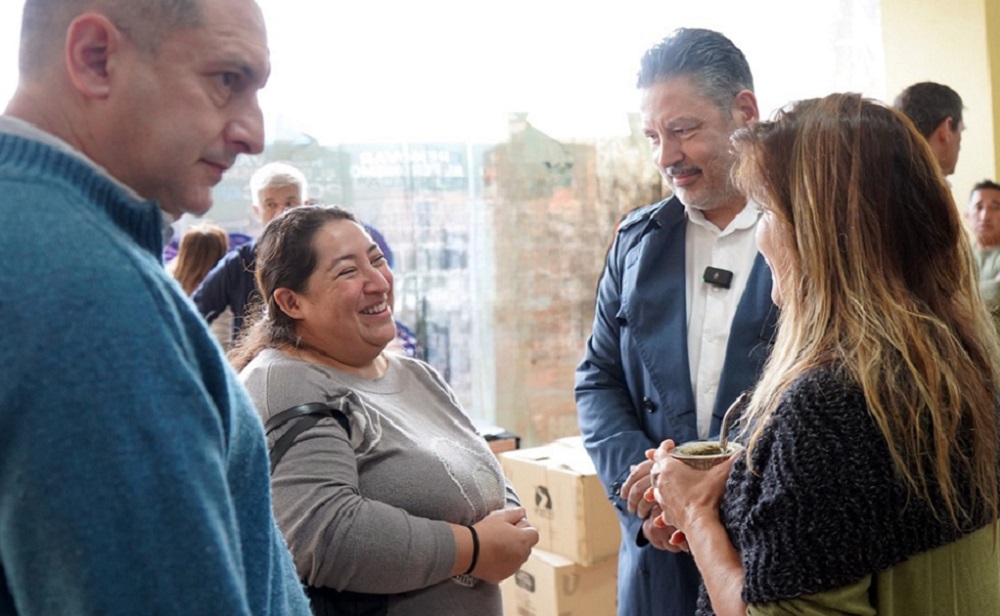 Gustavo Menéndez entregó kits escolares en Merlo