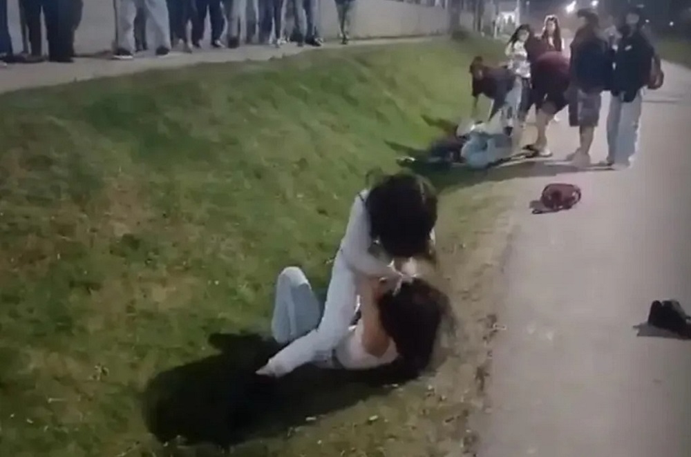 Violencia entre alumnas a la salida de una escuela secundaria en Pilar