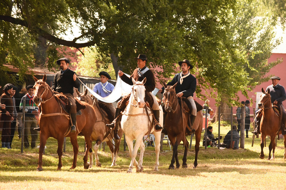 Un 25 de mayo a puro campo en una pequeña y curiosa localidad roqueperense