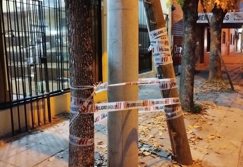 La Municipalidad de Escobar sancionó a empresas de telecomunicaciones por el mal estado de postes y del tendido de cables