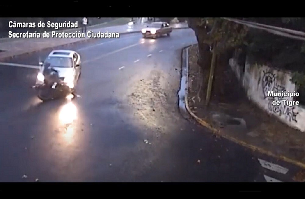 Accidente de tránsito entre auto y moto en Tigre centro Registrado por las cámaras del COT