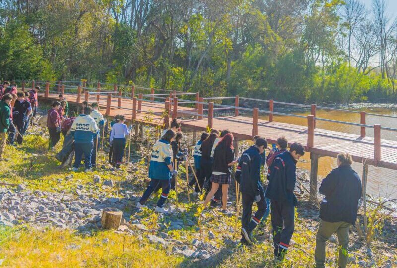 Alumnos de San Fernando limpian el río