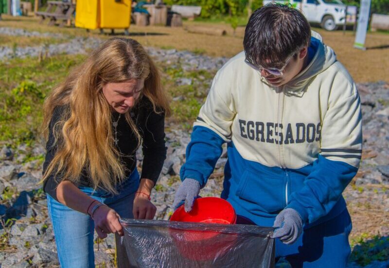 Alumnos de San Fernando limpian el río