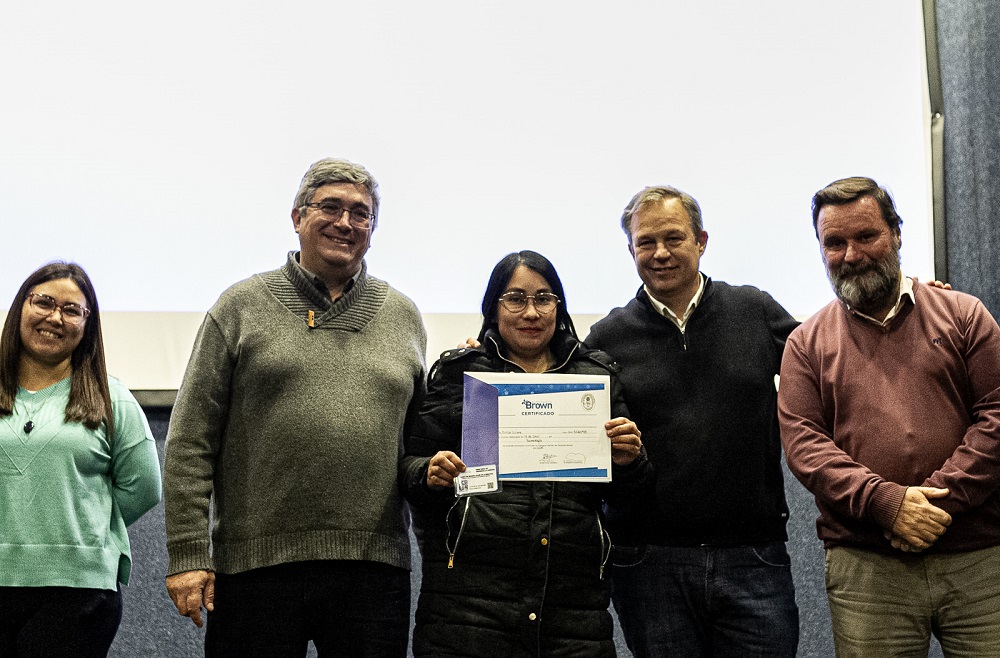 Cascallares y Javier Rodríguez entregaron insumos y certificados para la producción local