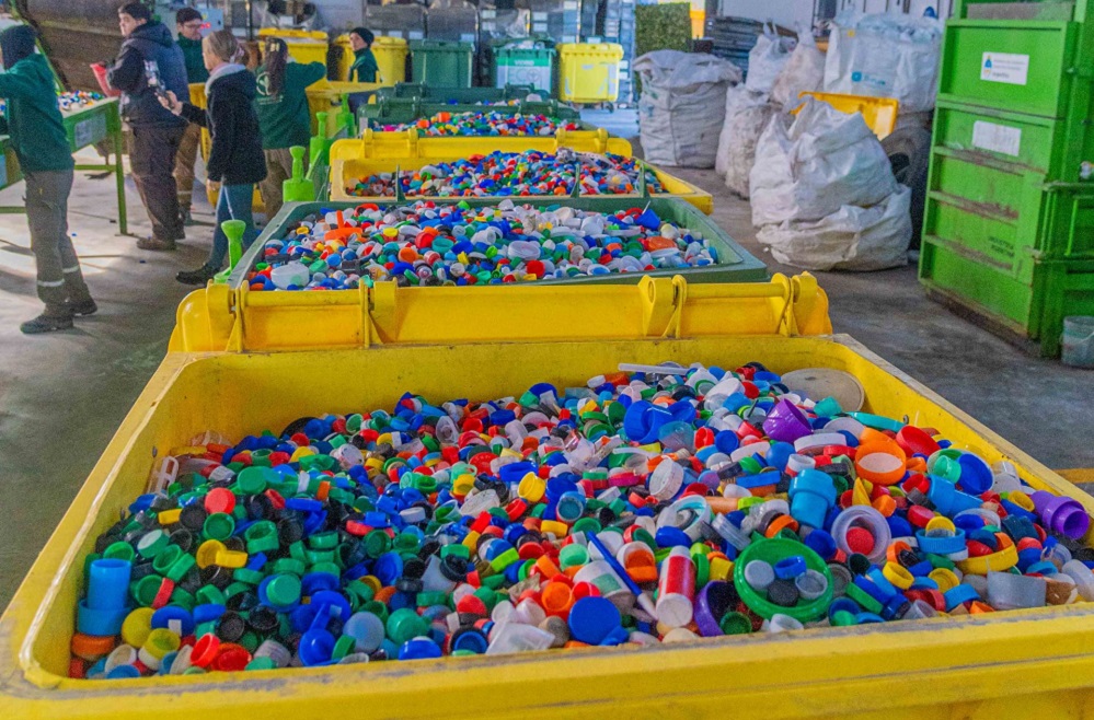 San Fernando recicló tapitas plásticas y papeles para Hospital Garrahan