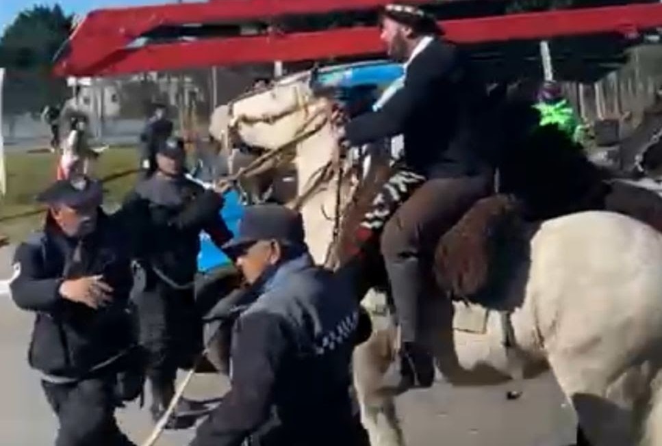 Escobar denunció a jinetes en el Desfile Cívico