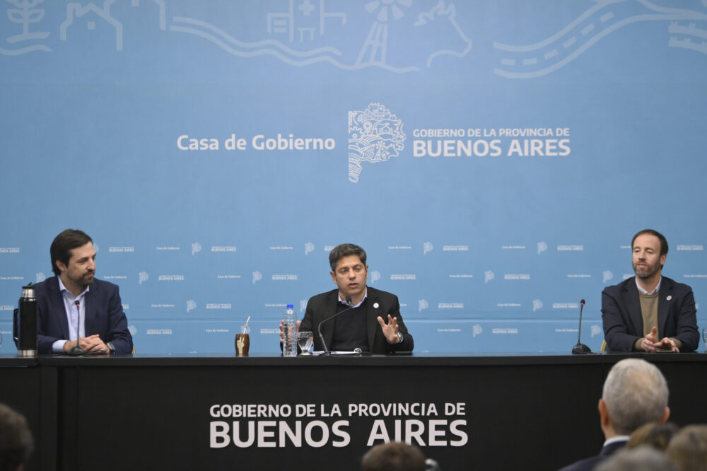 Kicillof entregó equipamiento informático para hospitales provinciales y municipales