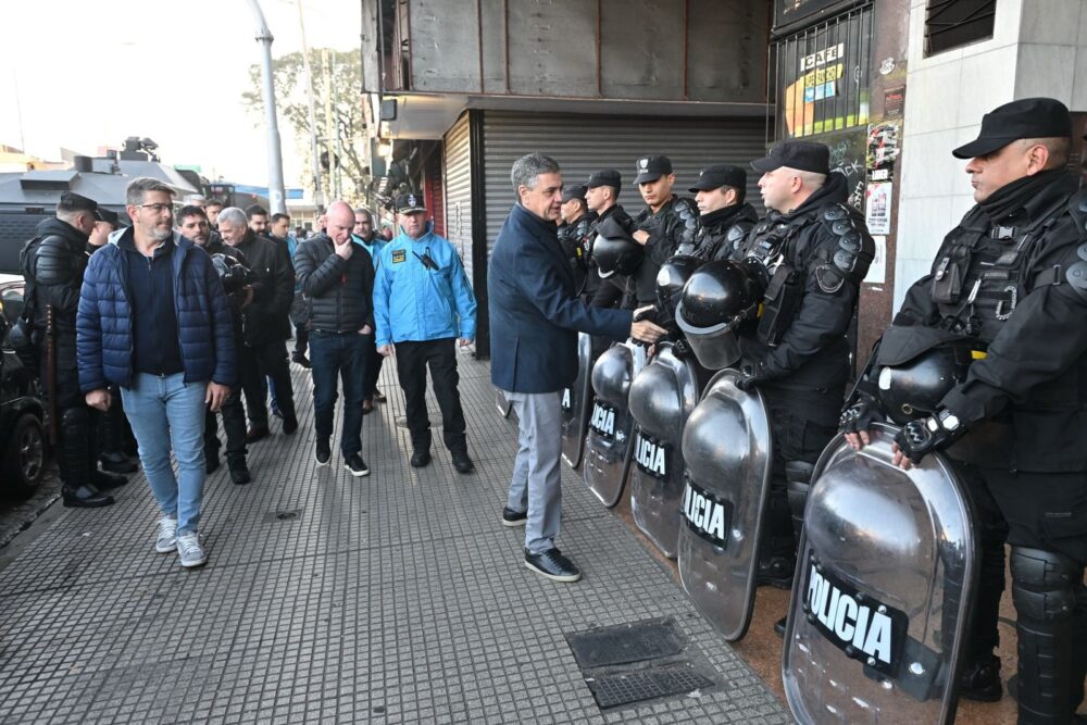 Liniers: operativo de la Ciudad para desalojar manteros y desocupar las veredas